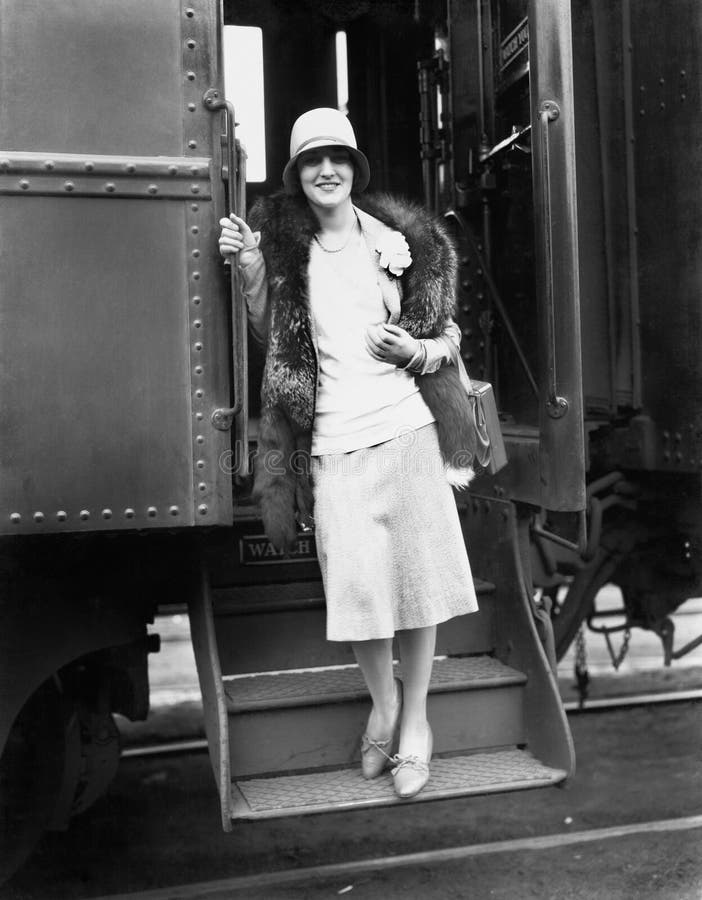 Vrouw die van de trein krijgen (Alle afgeschilderde personen leven niet langer en geen landgoed bestaat Leveranciersgaranties die stock foto Vrouw die van de trein krijgen (Alle afgeschilderde personen leven niet langer en geen landgoed bestaat Leveranciersgaranties die stock foto