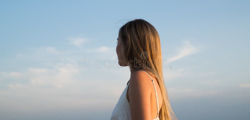 Vrouw die ver weg kijken E Succes Het toekomstige leven Reizend concept r royalty-vrije stock fotografie Vrouw die ver weg kijken E Succes Het toekomstige leven Reizend concept r royalty-vrije stock fotografie