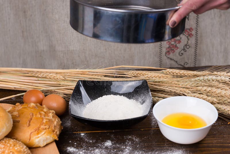 Vrouw die verse broodjes bakken stock foto's