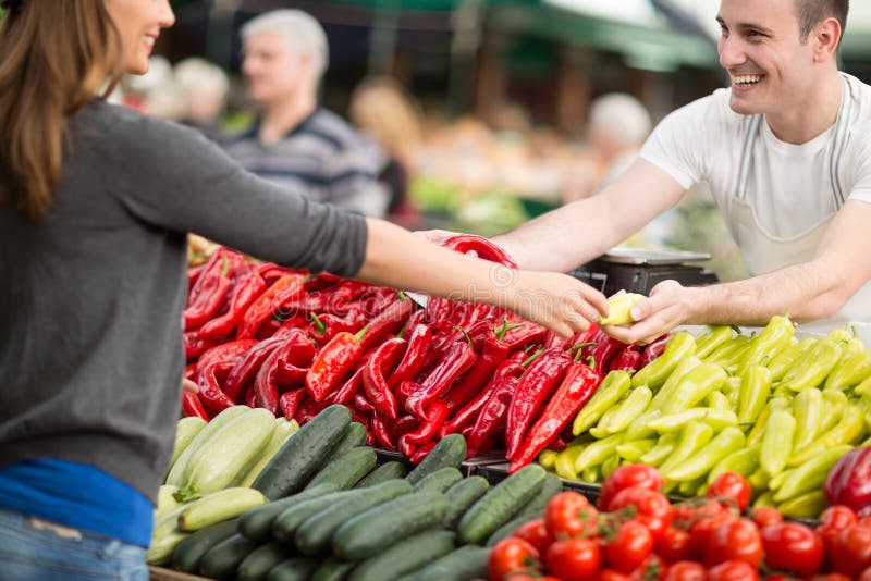 Conventie Ongunstig solide Vrouw Die Verse Groenten Kopen Bij Straatmarkt Stock Foto - Image of rood,  kleinhandels: 70546924