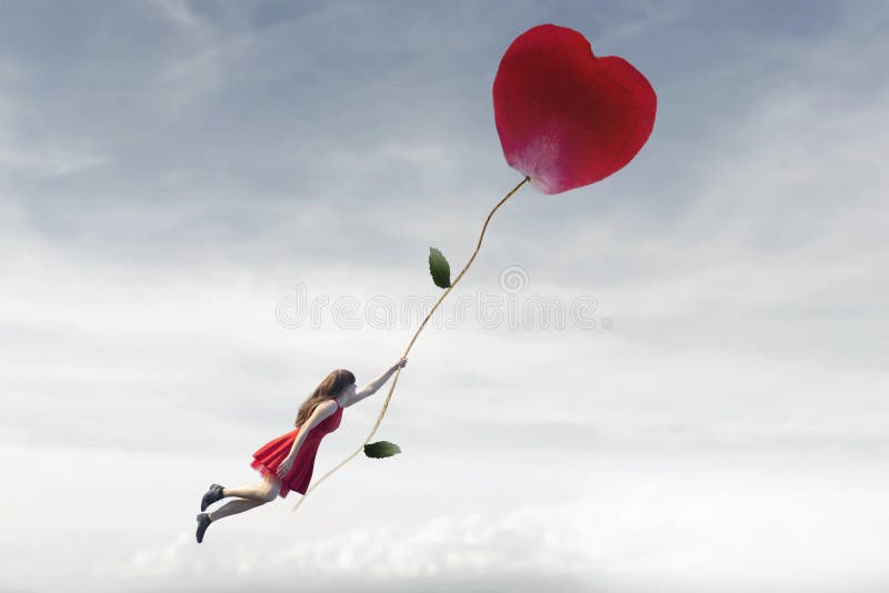 Vrouw die vrij in de hemel vliegt en die van een rode bloem hangt