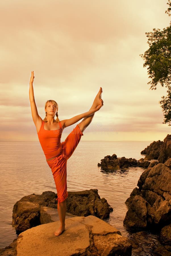 Vrouw die yogaoefening doet stock afbeelding Vrouw die yogaoefening doet stock afbeelding