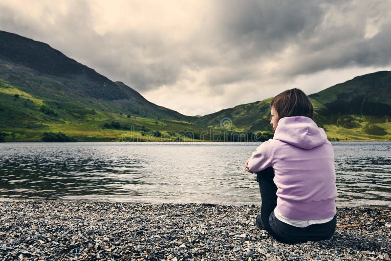 Vrouw door Crummock Water, Lake District stock foto Vrouw door Crummock Water, Lake District stock foto
