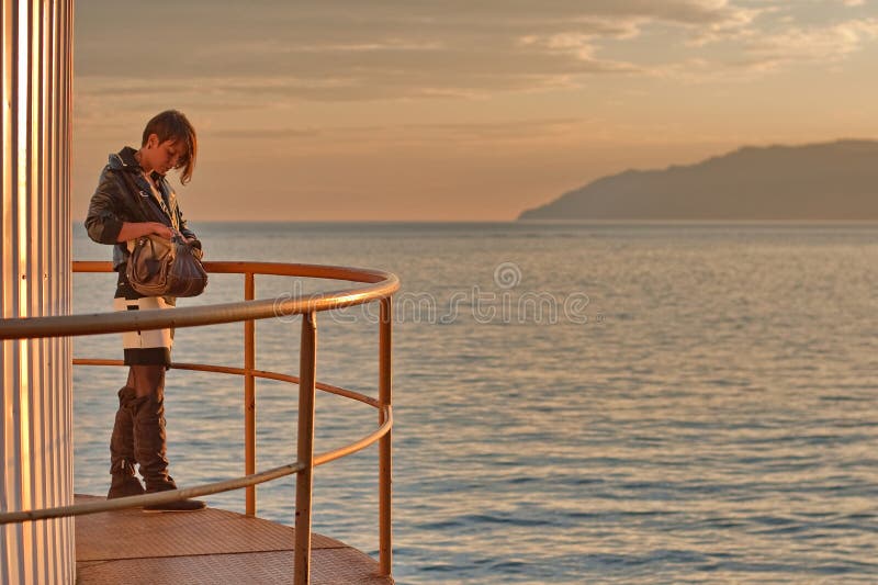 Vrouw door Meer Baikal stock fotografie Vrouw door Meer Baikal stock fotografie