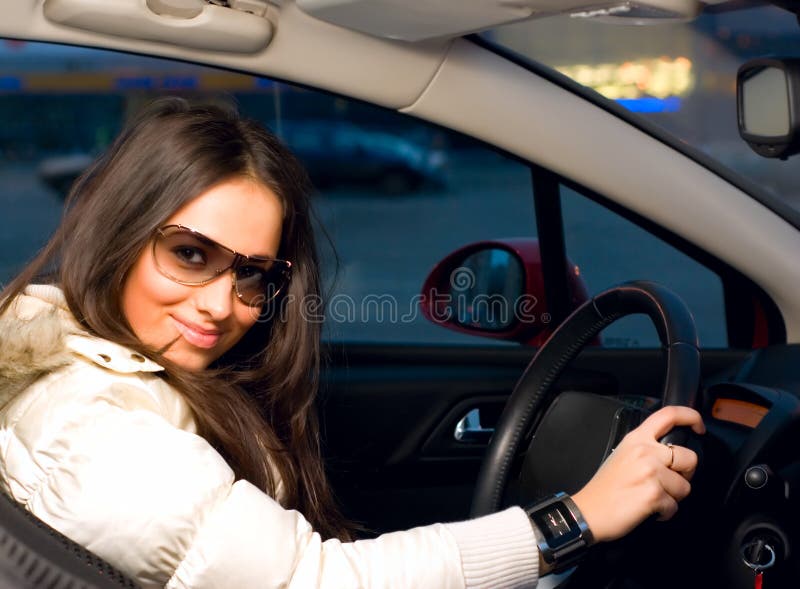 Vrouw in een auto royalty-vrije stock foto