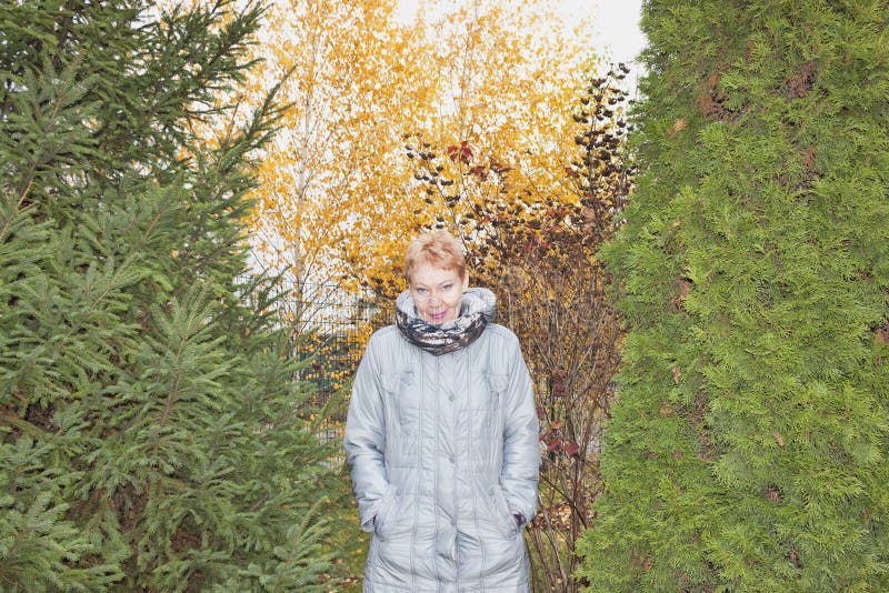 Vrouw in een lange grijze regenjas stock fotografie Vrouw in een lange grijze regenjas stock fotografie