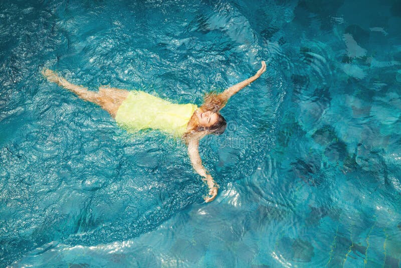 Vrouw in een Pool royalty-vrije stock afbeeldingen Vrouw in een Pool royalty-vrije stock afbeeldingen