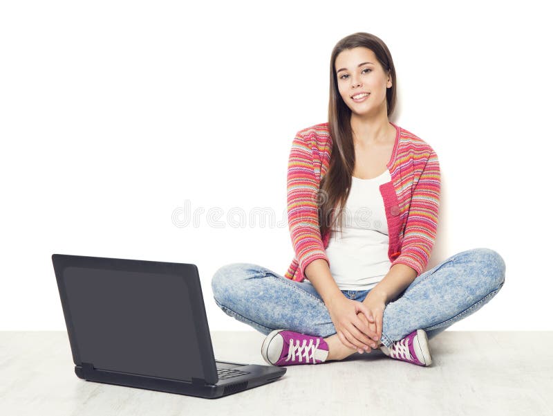Vrouw en Laptop, Student Girl met de Zitting van de Notitieboekjecomputer royalty-vrije stock afbeeldingen Vrouw en Laptop, Student Girl met de Zitting van de Notitieboekjecomputer royalty-vrije stock afbeeldingen