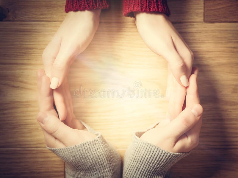 Vrouw en man die cirkel met handen maken Warm licht binnen royalty-vrije stock afbeelding Vrouw en man die cirkel met handen maken Warm licht binnen royalty-vrije stock afbeelding
