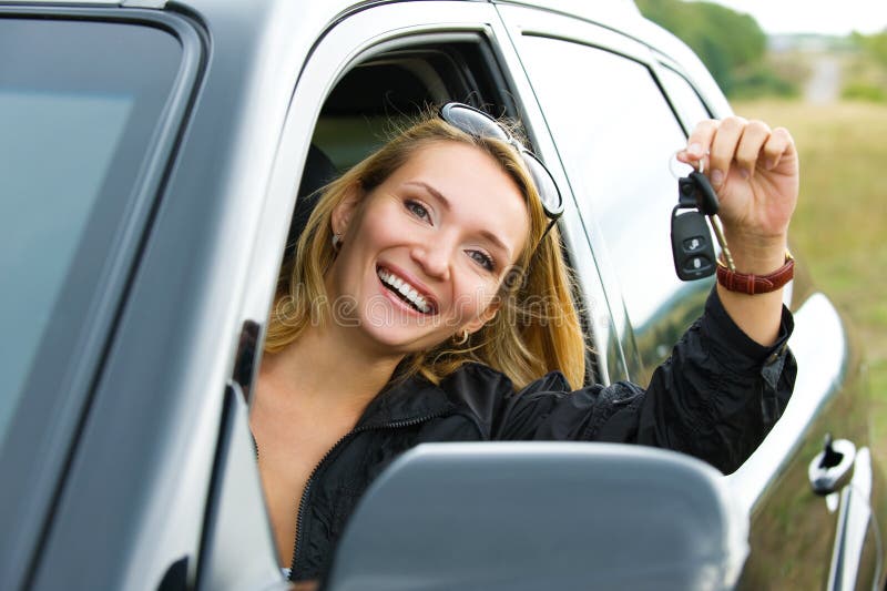 Vrouw en nieuwe zwarte auto stock afbeeldingen Vrouw en nieuwe zwarte auto stock afbeeldingen