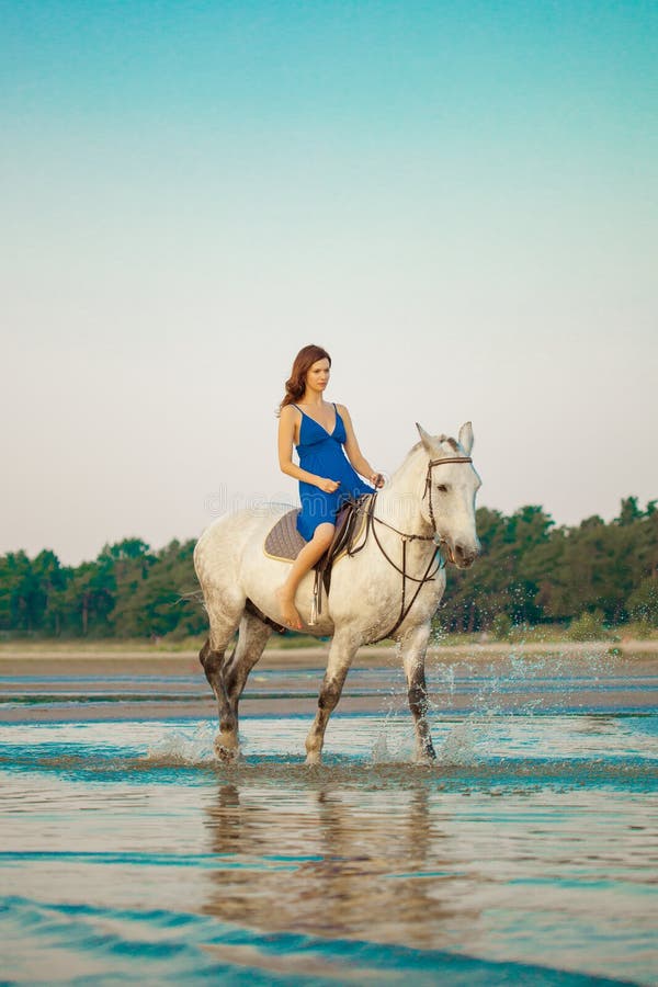 Vrouw en paard op de achtergrond van hemel en water Meisje modelo stock foto's Vrouw en paard op de achtergrond van hemel en water Meisje modelo stock foto's