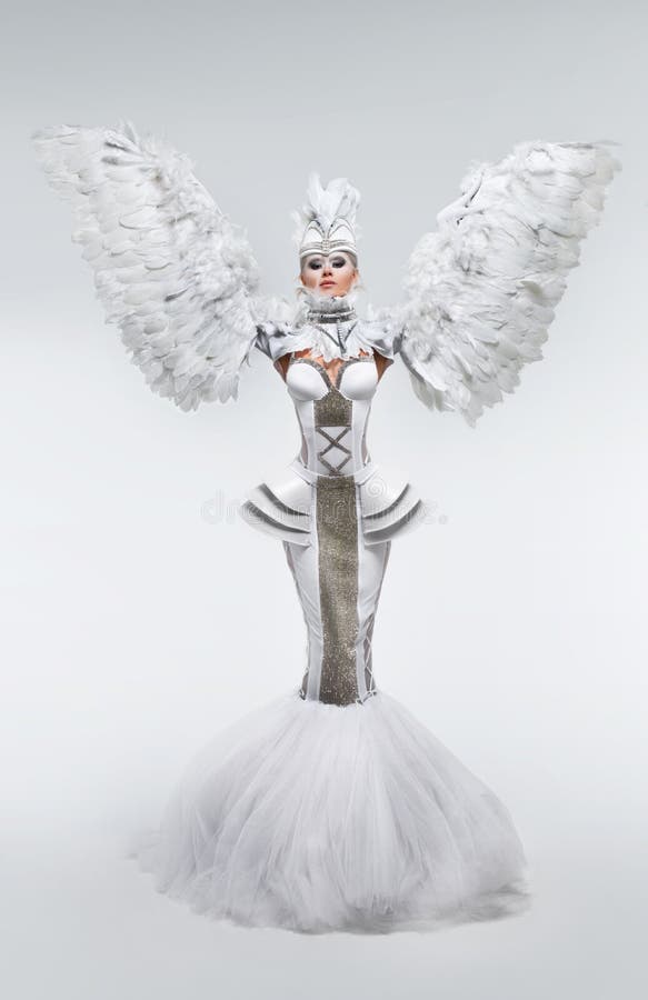 Vrouw in fantasiekostuum met veerkokers royalty-vrije stock afbeeldingen Vrouw in fantasiekostuum met veerkokers royalty-vrije stock afbeeldingen