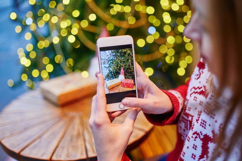 Vrouw fotografeert haar koffiekopje en kerstcadeau stock fotografie Vrouw fotografeert haar koffiekopje en kerstcadeau stock fotografie