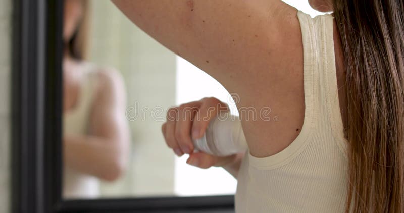 Vrouw gebruikt deodorant armpje