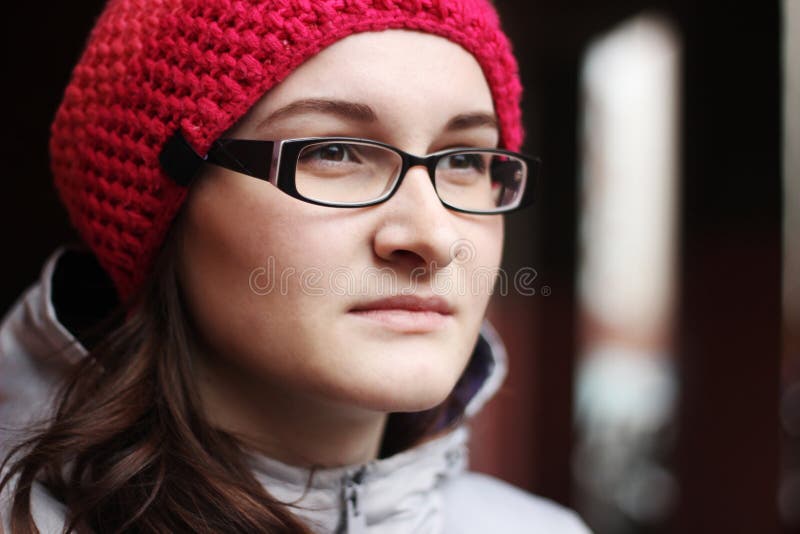 Vrouw in glazen en roze GLB De vrouw is ernstig over sh winter, stock afbeelding Vrouw in glazen en roze GLB De vrouw is ernstig over sh winter, stock afbeelding