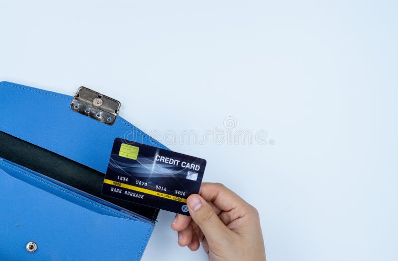 Vrouw haalt de creditcard uit de blauwe portemonnee en betaalt deze op de witte achtergrond. het financierings- en geldconcept, b royalty-vrije stock foto's Vrouw haalt de creditcard uit de blauwe portemonnee en betaalt deze op de witte achtergrond. het financierings- en geldconcept, b royalty-vrije stock foto's