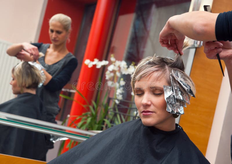 Vrouw in haarsalon stock foto Vrouw in haarsalon stock foto