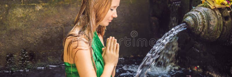 Vrouw in heilige bronwatertempel in Bali De tempelsamenstelling bestaat uit een petirtaan of het baden structuur, beroemd voor royalty-vrije stock foto Vrouw in heilige bronwatertempel in Bali De tempelsamenstelling bestaat uit een petirtaan of het baden structuur, beroemd voor royalty-vrije stock foto