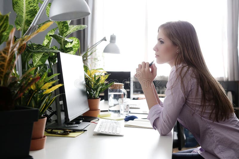 Vrouw in het bureau stock afbeelding Vrouw in het bureau stock afbeelding