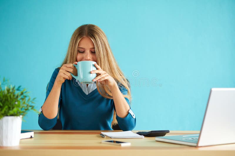 Vrouw het drinken koffie