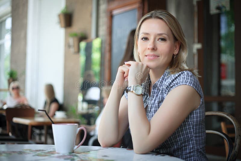 Vrouw het drinken koffie in de ochtend bij restaurant stock foto Vrouw het drinken koffie in de ochtend bij restaurant stock foto
