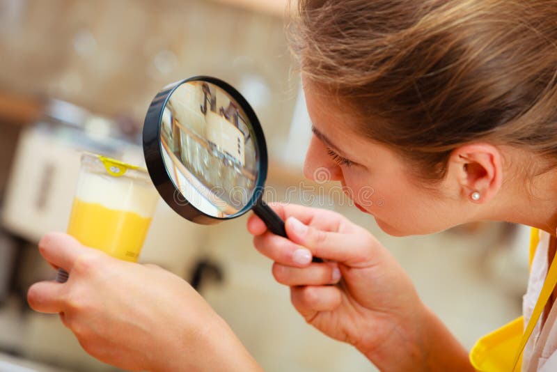 Vrouw het inspecteren voedsel met vergrootglas