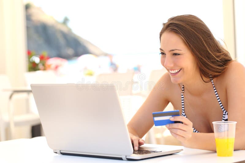 Vrouw het kopen online op vakanties stock fotografie Vrouw het kopen online op vakanties stock fotografie