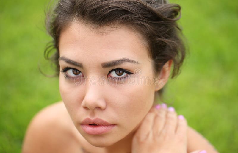 Vrouw het model stellen tegen groene natuurlijk stock fotografie Vrouw het model stellen tegen groene natuurlijk stock fotografie