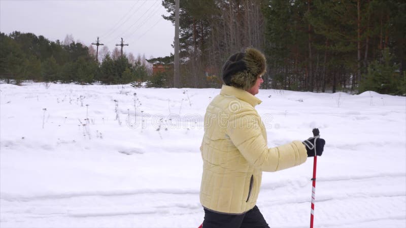 Vrouw het noordse lopen, gezonde lifestylel Trekking en wandeling op de winterlandschap