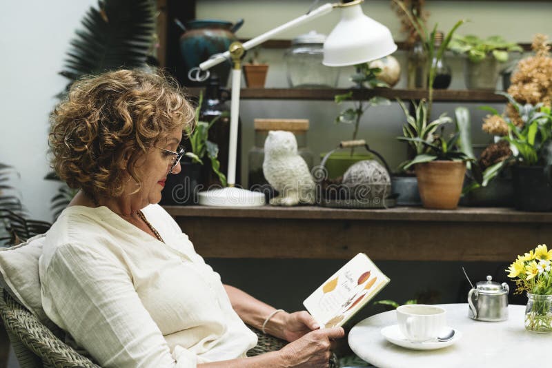 Vrouw het ontspannen in een koffie stock foto Vrouw het ontspannen in een koffie stock foto