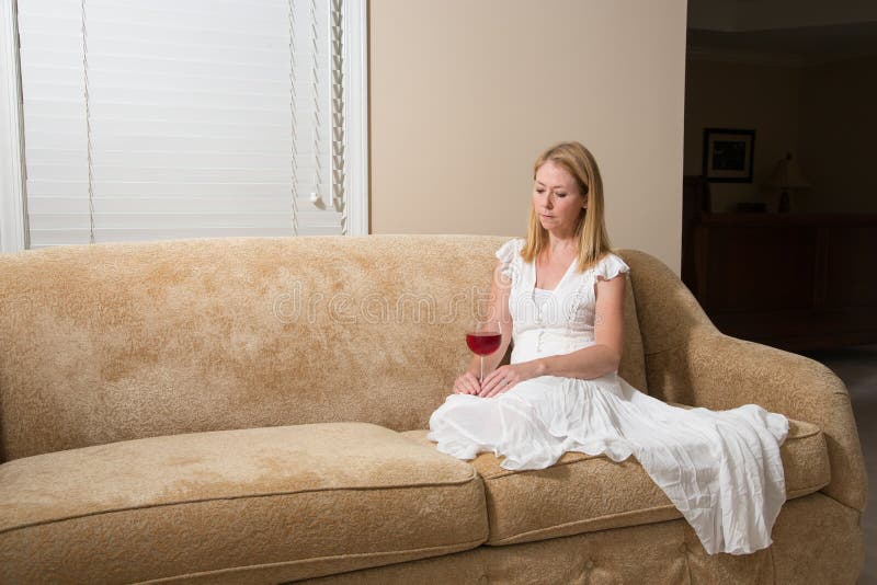 Vrouw het ontspannen met glas wijn thuis stock afbeelding Vrouw het ontspannen met glas wijn thuis stock afbeelding