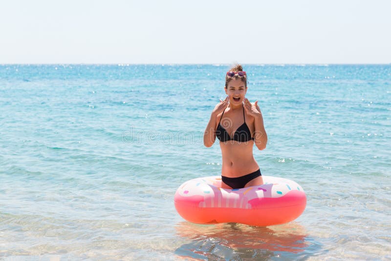 Vrouw het ontspannen met opblaasbare ring op het strand geschokt of verrassingsmeisje in het koude overzees De zomervakantie en v royalty-vrije stock foto's Vrouw het ontspannen met opblaasbare ring op het strand geschokt of verrassingsmeisje in het koude overzees De zomervakantie en v royalty-vrije stock foto's