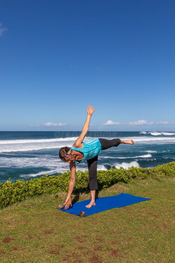 Vrouw het Praktizeren Yoga naast de Toneelkust van Maui royalty-vrije stock afbeeldingen Vrouw het Praktizeren Yoga naast de Toneelkust van Maui royalty-vrije stock afbeeldingen