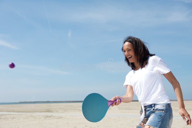 Vrouw het spelen peddelbal