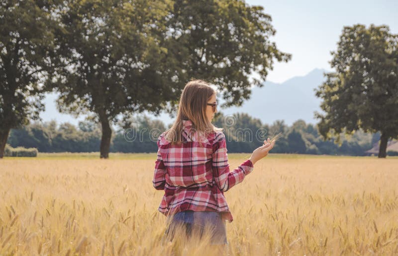 Vrouw het stellen in een ingediende Tarwe stock foto Vrouw het stellen in een ingediende Tarwe stock foto