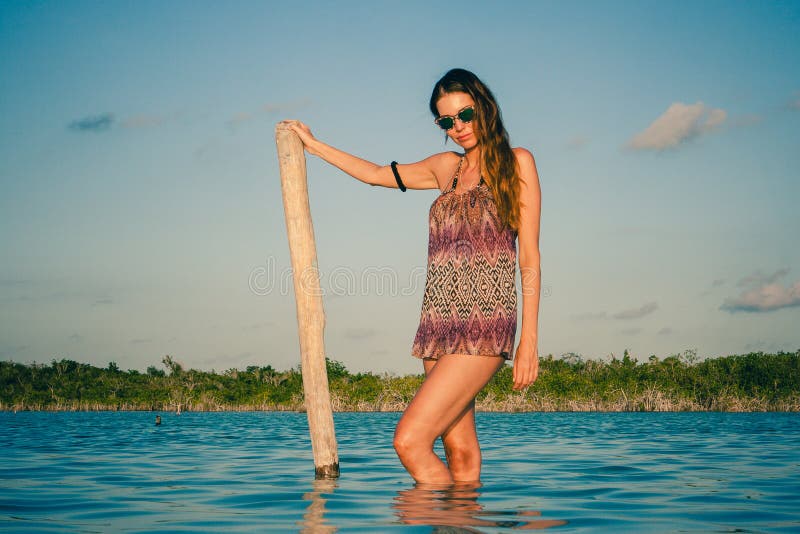 Vrouw het stellen met zonnebril in de lagune, Laguna Bacalar, Chet royalty-vrije stock fotografie Vrouw het stellen met zonnebril in de lagune, Laguna Bacalar, Chet royalty-vrije stock fotografie