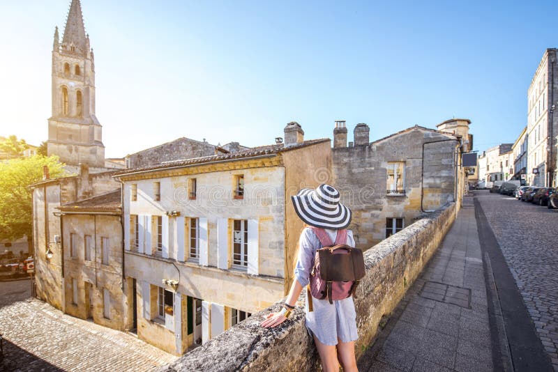 Vrouw het tarveling in Saint Emilion-dorp, Frankrijk royalty-vrije stock afbeeldingen Vrouw het tarveling in Saint Emilion-dorp, Frankrijk royalty-vrije stock afbeeldingen