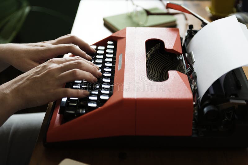 Vrouw het typen op een retro schrijfmachine royalty-vrije stock fotografie