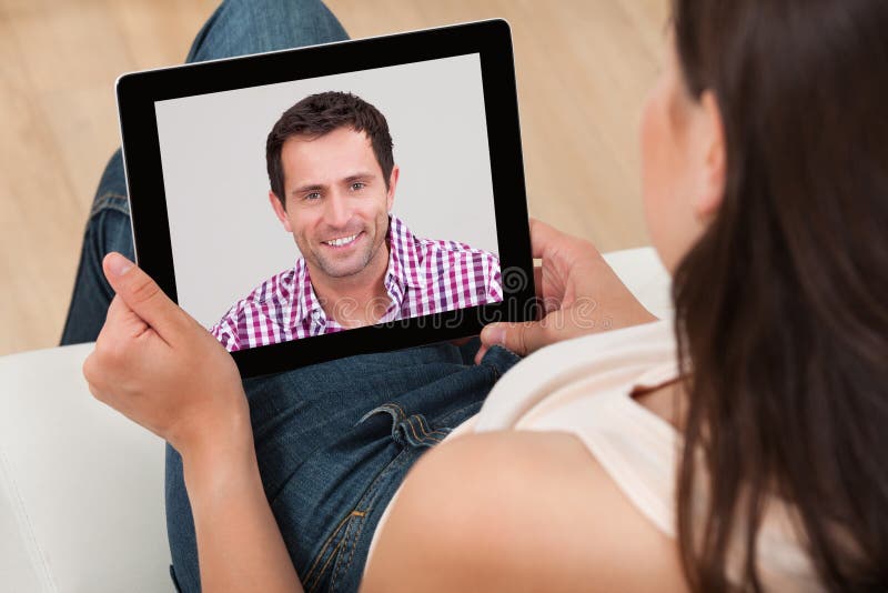 Vrouw voert een videogesprek met een man royalty-vrije stock afbeelding