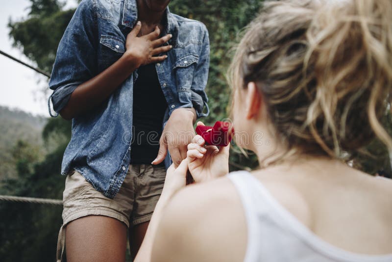 Vrouw het voorstellen aan haar gelukkig meisje houdt in openlucht van en huwelijksconcept stock foto Vrouw het voorstellen aan haar gelukkig meisje houdt in openlucht van en huwelijksconcept stock foto