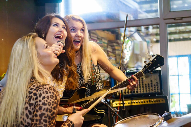 Vrouw het zingen, band het spelen instrumenten royalty-vrije stock afbeelding Vrouw het zingen, band het spelen instrumenten royalty-vrije stock afbeelding