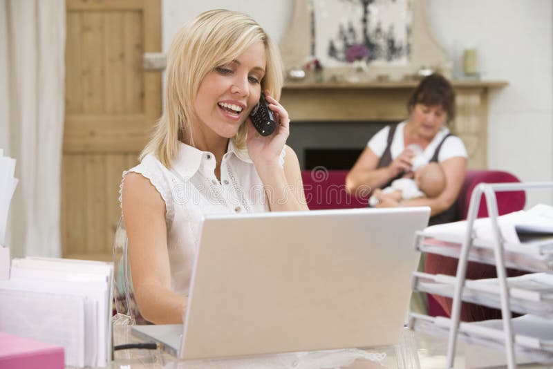Vrouw in huisbureau met moeder en baby stock foto's Vrouw in huisbureau met moeder en baby stock foto's