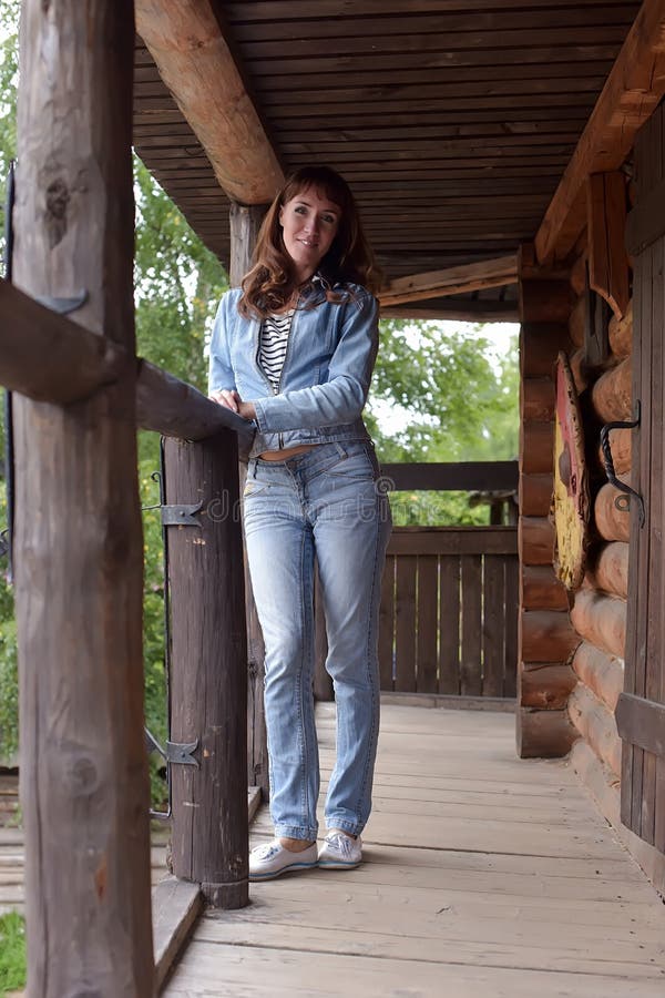 Vrouw in jeans en een denimjasje royalty-vrije stock foto Vrouw in jeans en een denimjasje royalty-vrije stock foto
