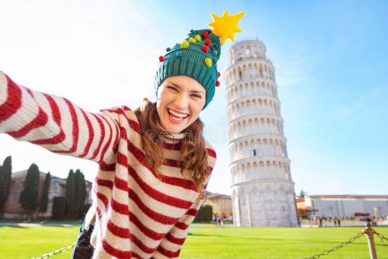 Vrouw in Kerstboomhoed die selfie in Pisa nemen stock afbeelding Vrouw in Kerstboomhoed die selfie in Pisa nemen stock afbeelding