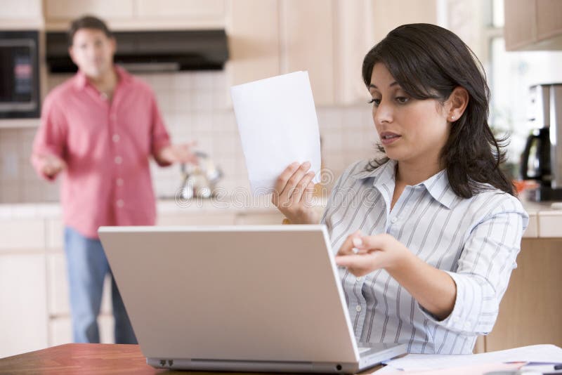 Vrouw in keuken met administratie die laptop met behulp van royalty-vrije stock foto's Vrouw in keuken met administratie die laptop met behulp van royalty-vrije stock foto's