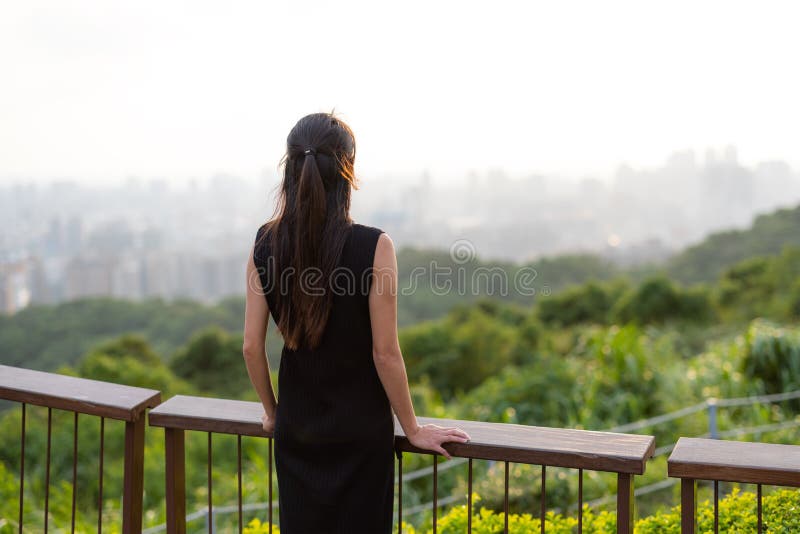 Vrouw kijkt naar stad op berg