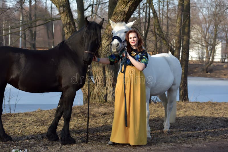 periodieke Dag oase Vrouw in Kleding Met Twee Paarden in De Lente Stock Afbeelding - Image of  ruiter, liefde: 114330747