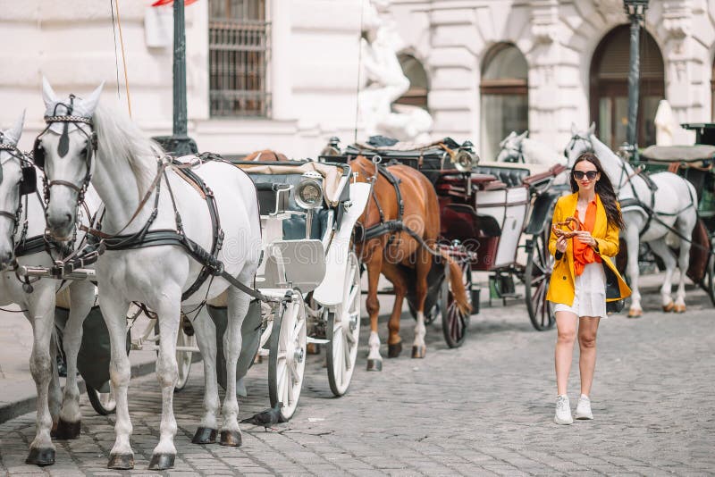 Vrouw loopt in de stad Jongeren aantrekkelijke buitenshuis toerist in de stad italië stock foto's Vrouw loopt in de stad Jongeren aantrekkelijke buitenshuis toerist in de stad italië stock foto's