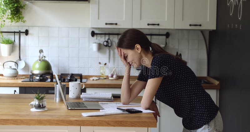 Vrouw maakt een kosten - en loonanalyse en voelt zich moe en teleurgesteld