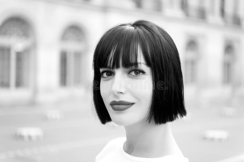 Vrouw of meisje met rode lippen in Parijs, Frankrijk stock fotografie Vrouw of meisje met rode lippen in Parijs, Frankrijk stock fotografie